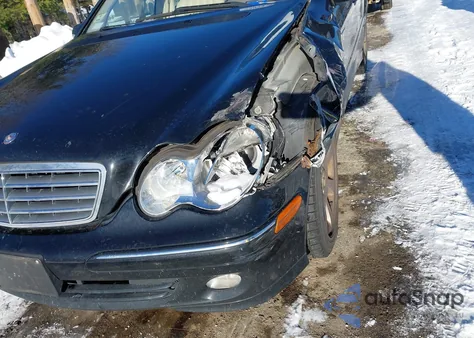 2005 Mercedes-Benz C 240 Luxury 4Matic z USA, uszkodzony, nr VIN WDBRF81J85F673908